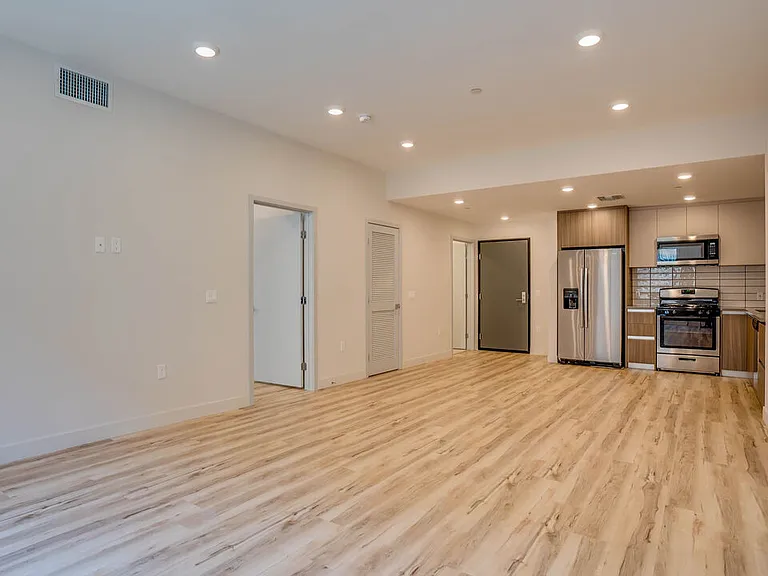 1540 S Hayworth Ave #202 — Photo 3