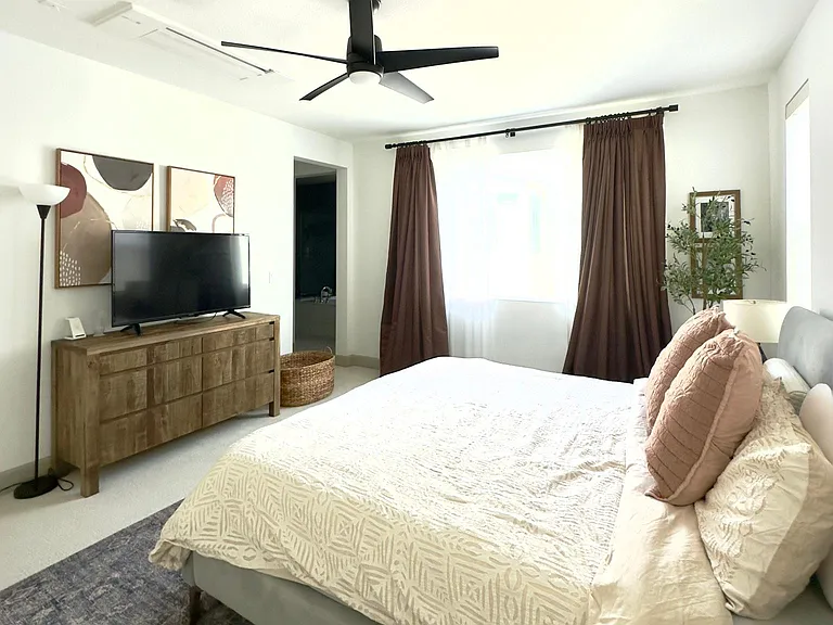 Master bedroom (2nd floor)