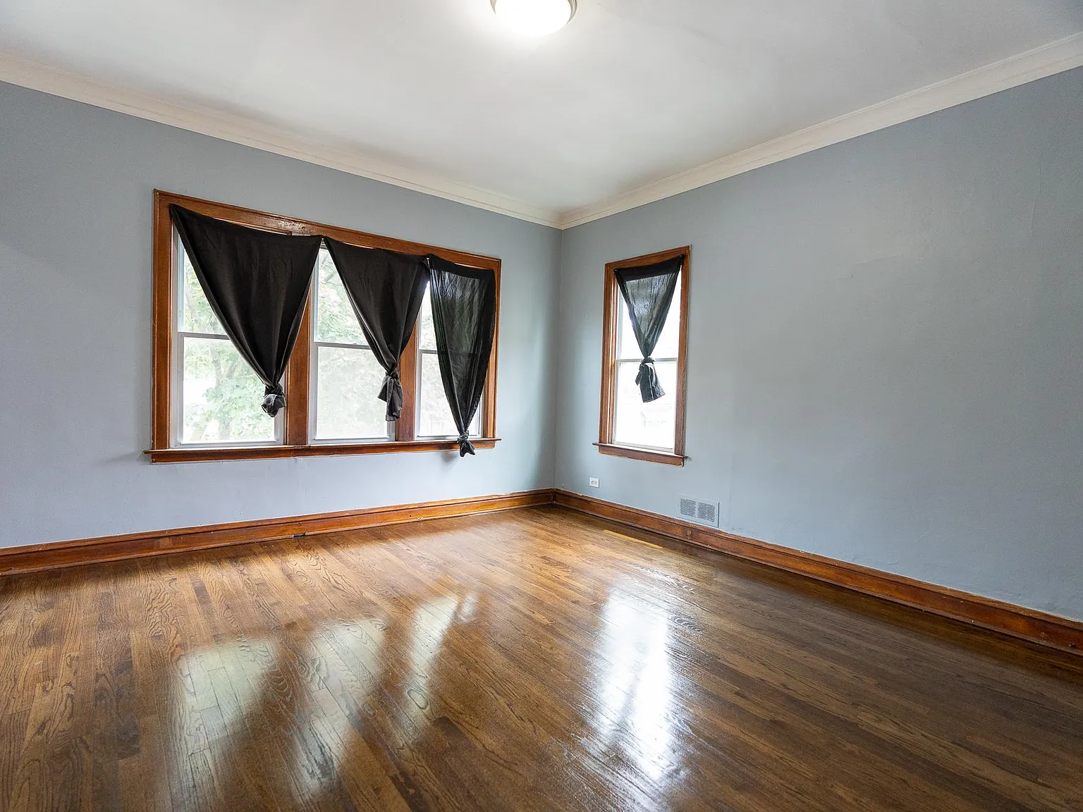 3 bed, 1200 sqft, $1,300 — Photo 3