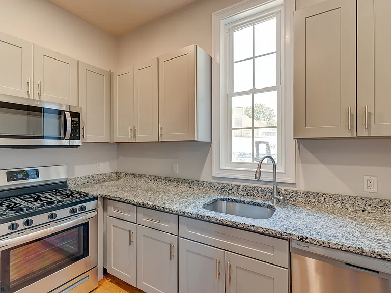 545 Whitney Ave #2 — Photo 17