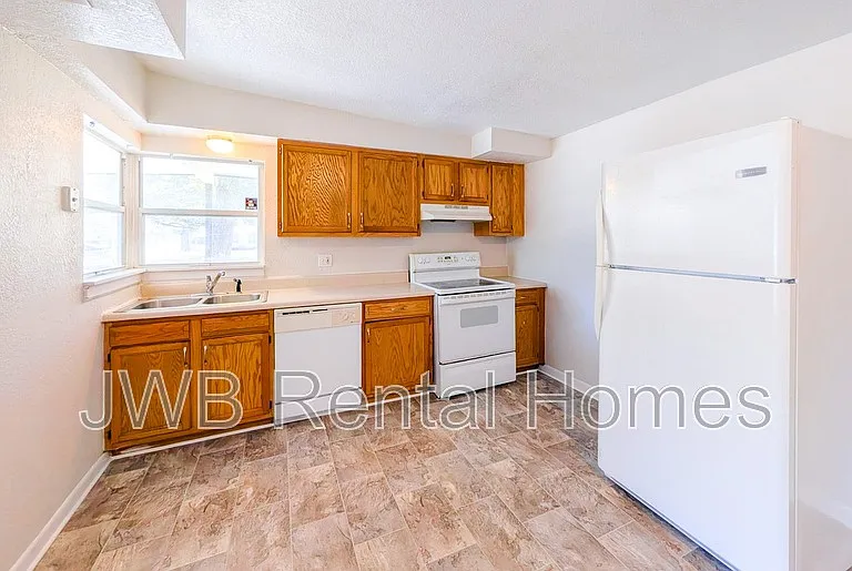 662 Melba St — Photo 2