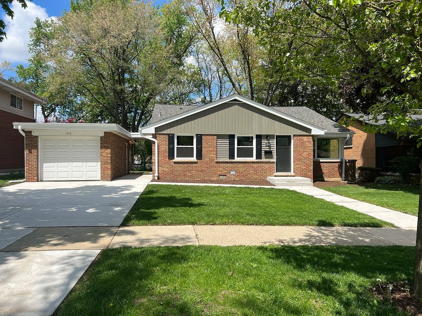 1210 W Sigwalt St photo 1