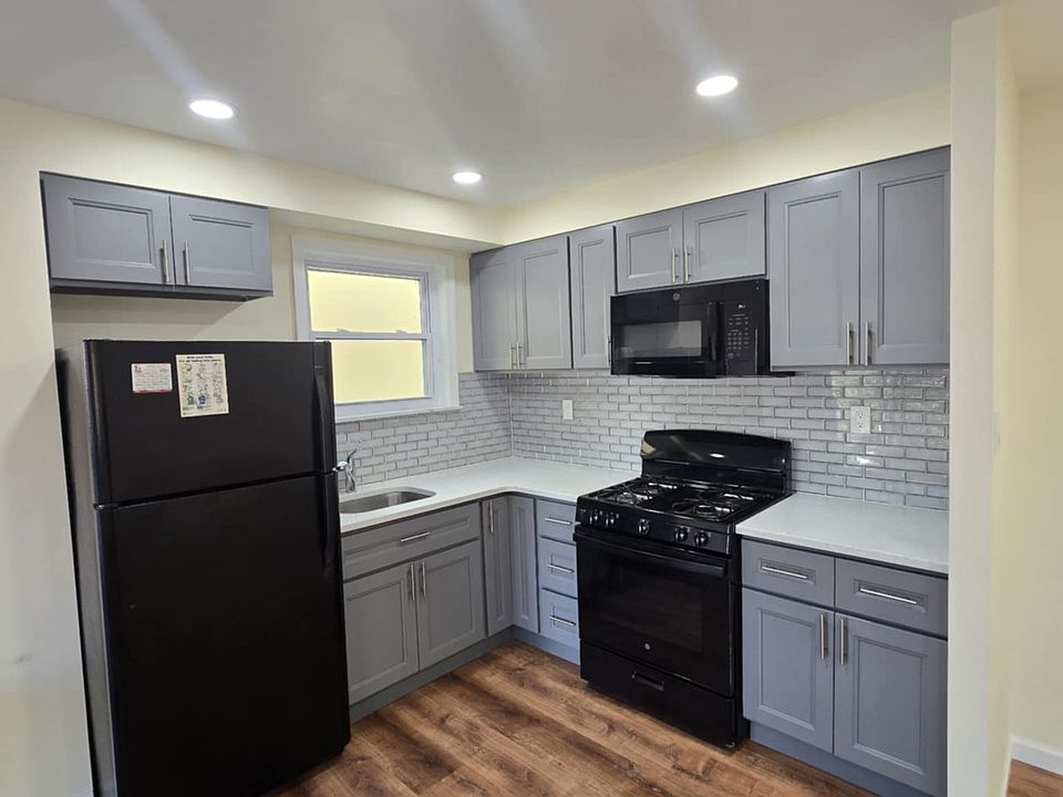1st image of 3128 46th St #2