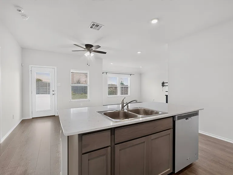 816 Glover Dr — Photo 6