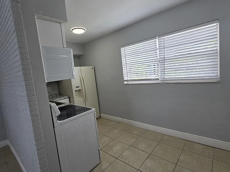 16951 NE 18th Ave #14 — Photo 5