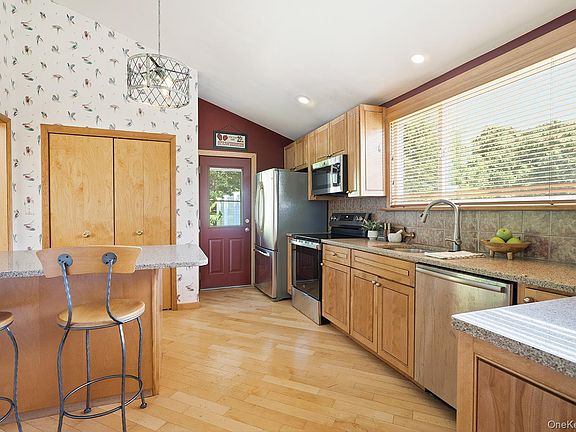 5th image of 946 Barberry Road