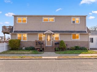 228 W Riviera Dr, Lindenhurst, NY 11757