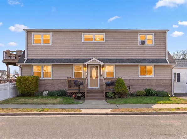 228 W Riviera Drive, Lindenhurst, NY 11757