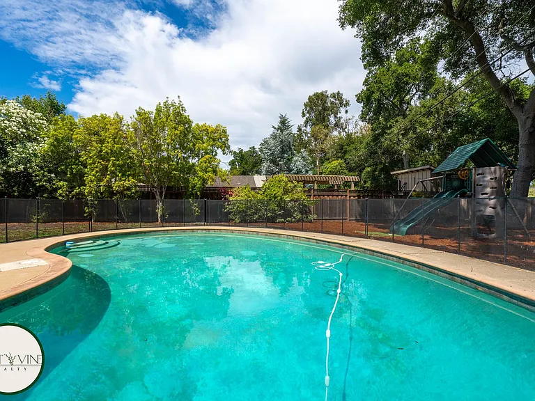 1492 Walbrook Dr — Photo 24
