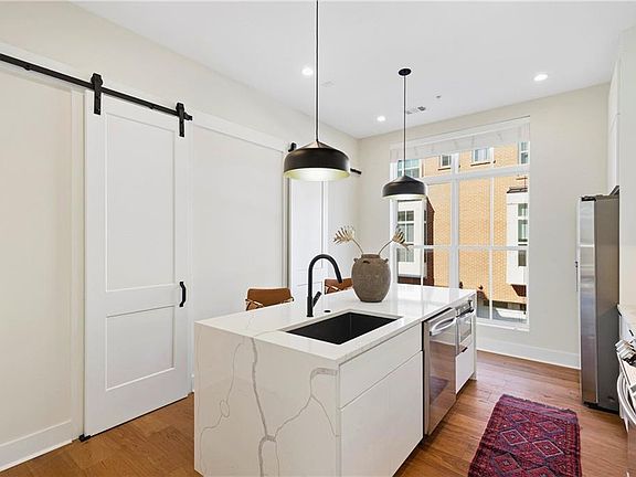 3rd image of 75 Boulevard Ne #9