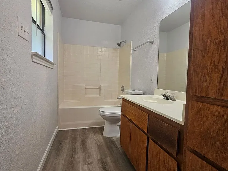 4005 Hitchrock Dr #B — Photo 7