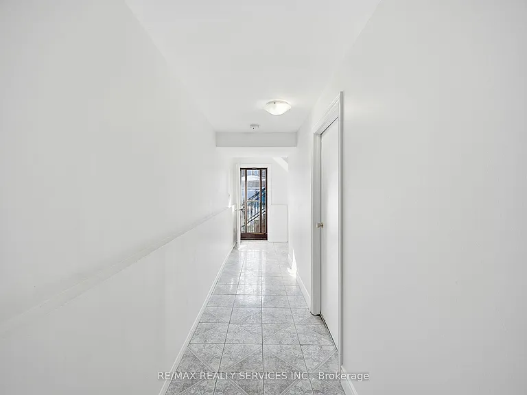 8 Deerpark Cres S #LOWER — Photo 3