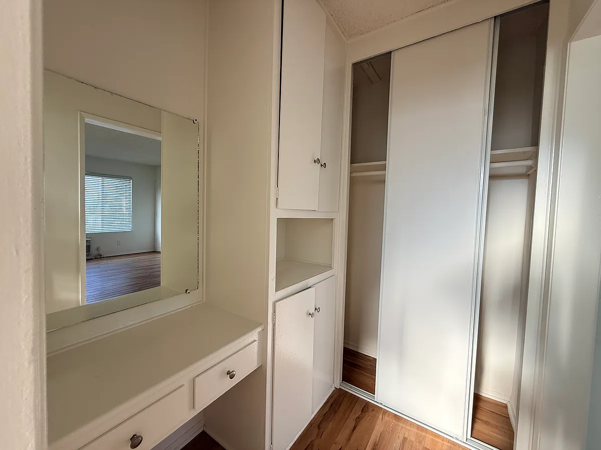 Building Photo - 4855 Lexington Ave #13