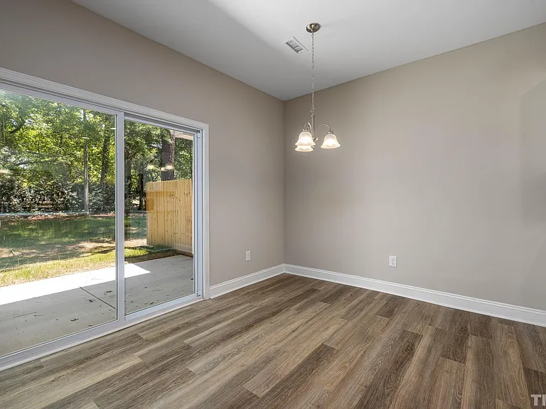 335 E Pine Ave — Photo 10
