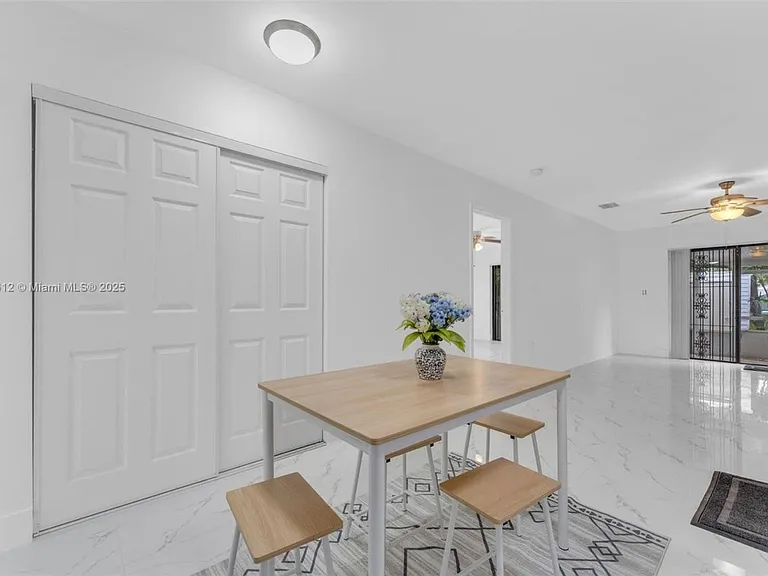 2401 SW 102nd Ave — Photo 8
