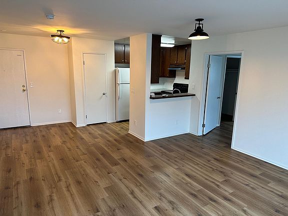 2nd image of 7601 N Hollywood Way #303