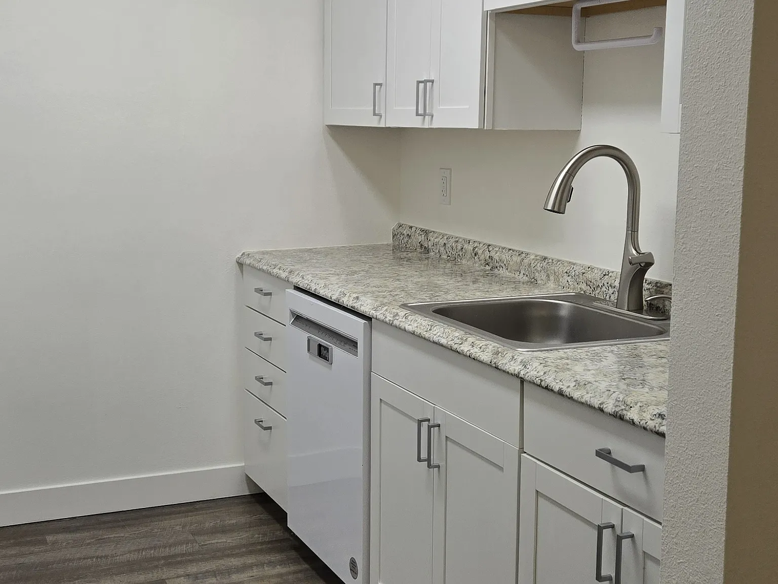 2 bed, 850 sqft, $2,100 — Photo 3