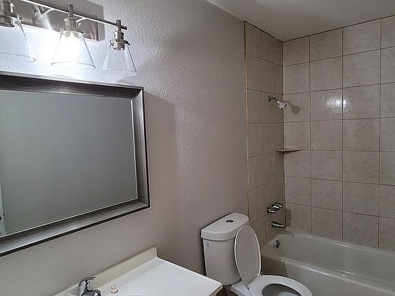 3rd image of 7529 W Clarendon Ave