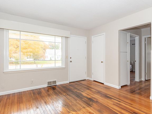 4th image of 1614 Roseland Ave