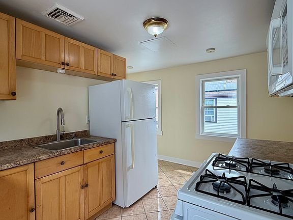 3rd image of 44 Everett St #2