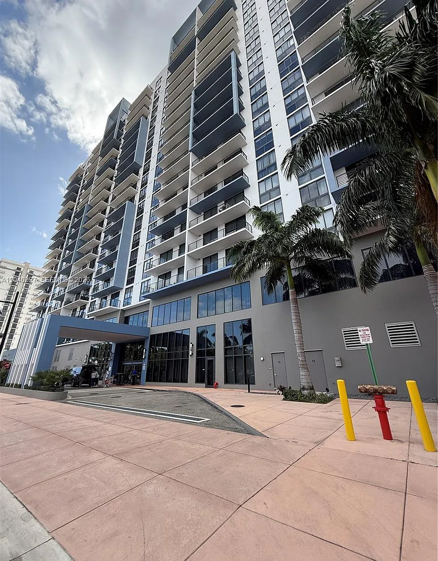 5350 Park Condo — Photo 1