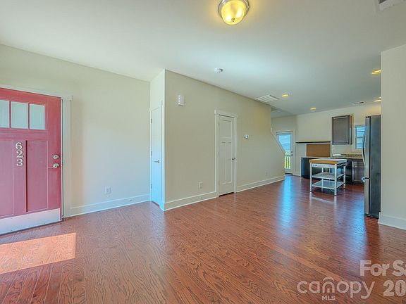 5th image of 623 Cardwell Ln