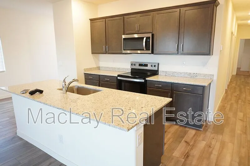 5 bed, 2.0 bath, 2143 sqft, $1,750 — Photo 4