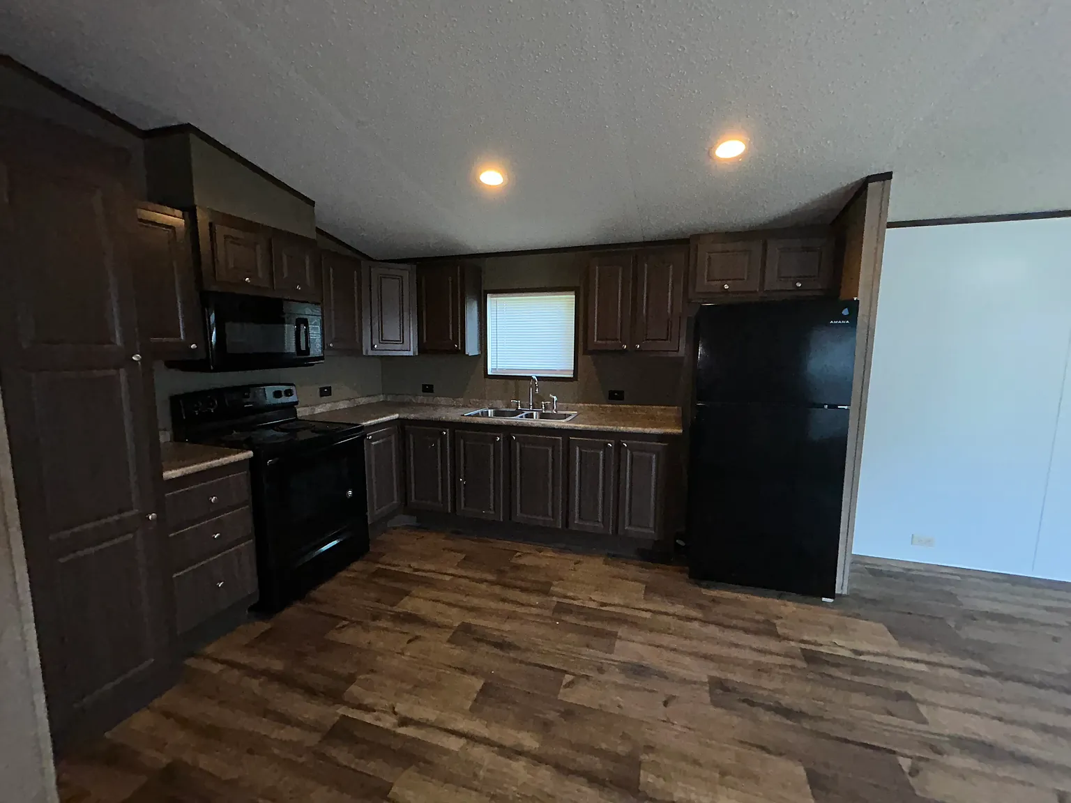 3 bed, 960 sqft, $875 — Photo 3