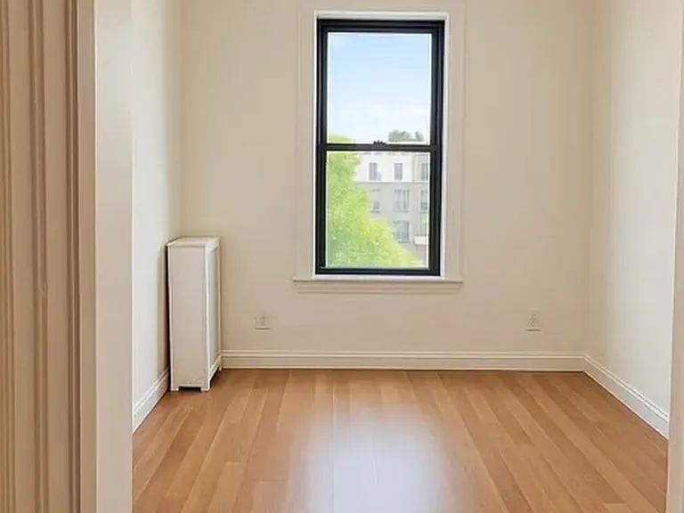 35-25 Crescent St #3R — Photo 4