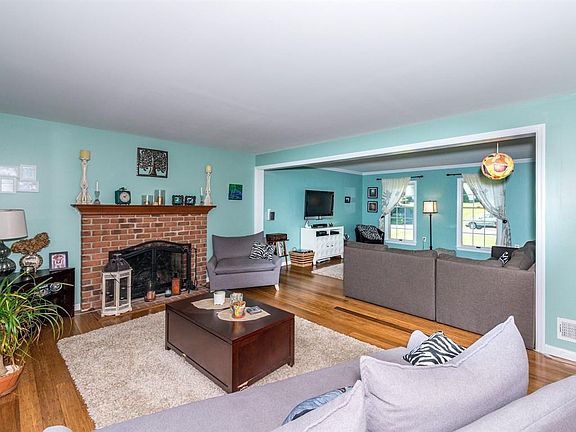 4th image of 1695 Southlawn Dr