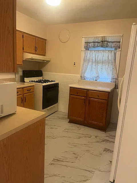 2 bed, 1.5 bath, 900 sqft, $1,300 — Photo 3