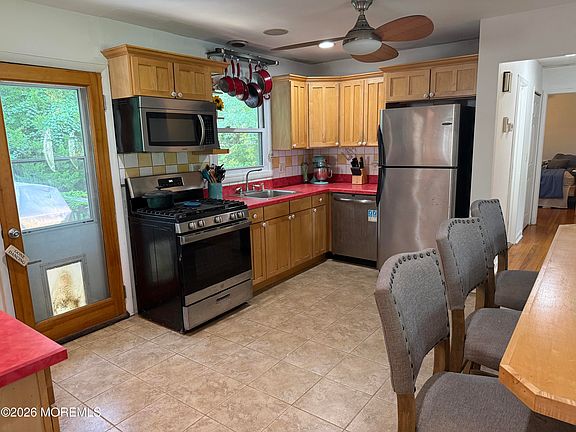 5th image of 842 Regency Ct