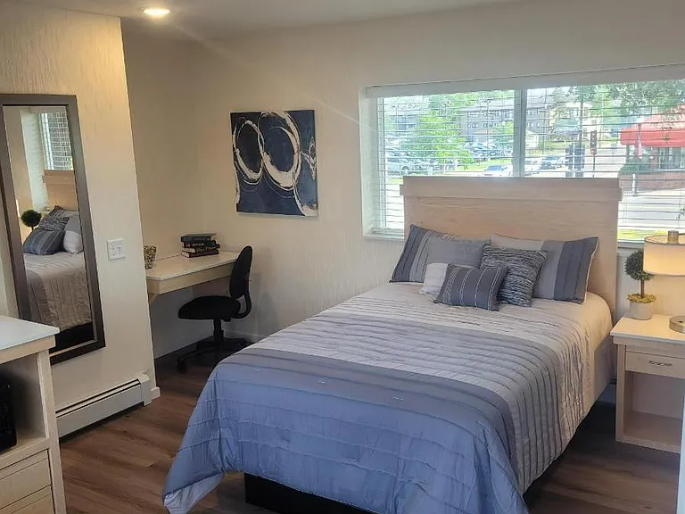 Small studio apartment with desk, and kitchenette 
$299 a week