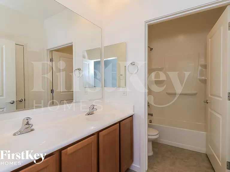 4052 S 101st Ln — Photo 12