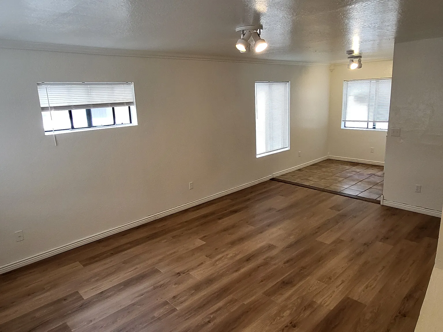 2 bed, 942 sqft, $1,900 — Photo 2