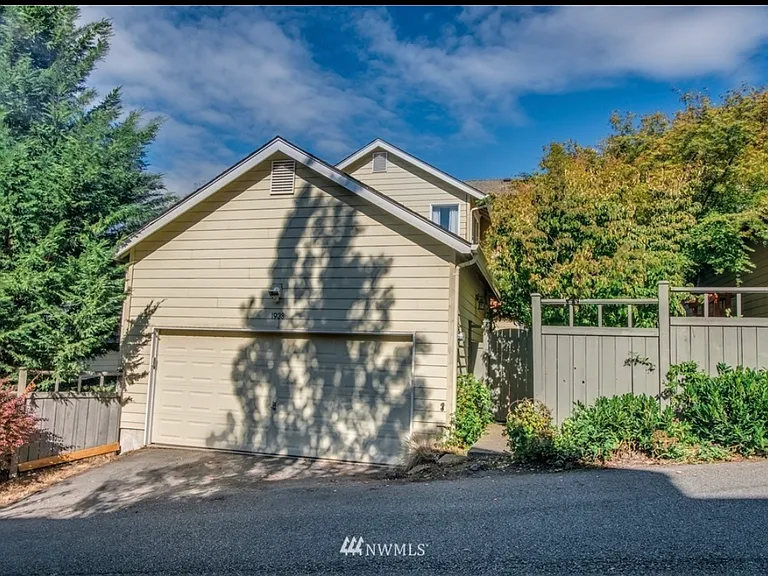 1938 NE Killian Ln — Photo 3