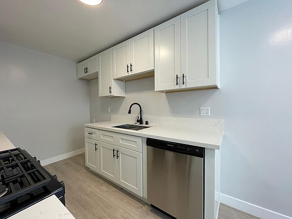 3rd image of 825 Ocean Park Blvd APT A