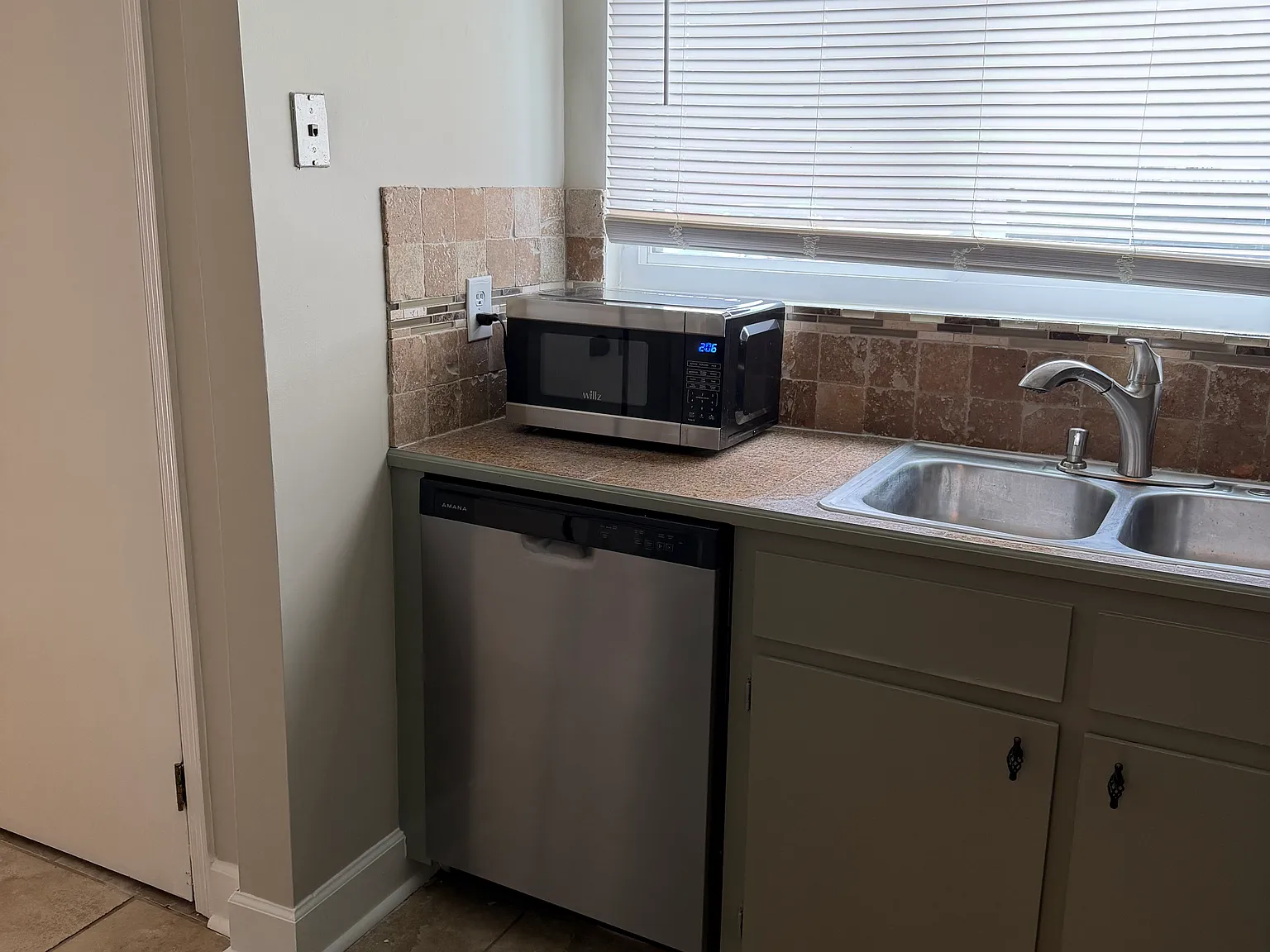 3 bed, 1.5 bath, 1382 sqft, $1,500 — Photo 2