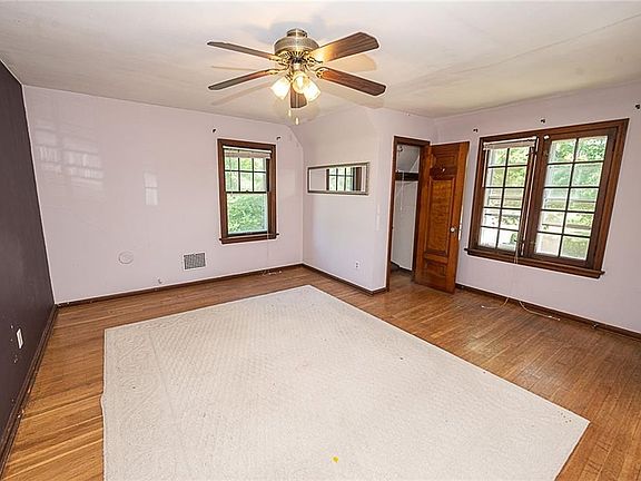 5th image of 109 Ennis Ave