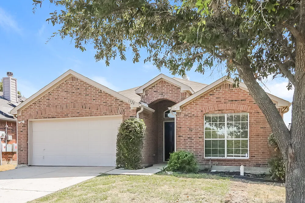 3 bed, 2.0 bath, 1831 sqft, $2,055 — Photo 3