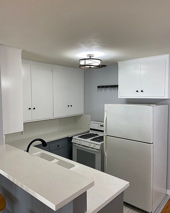1st image of 930 E 1st St Unit 9