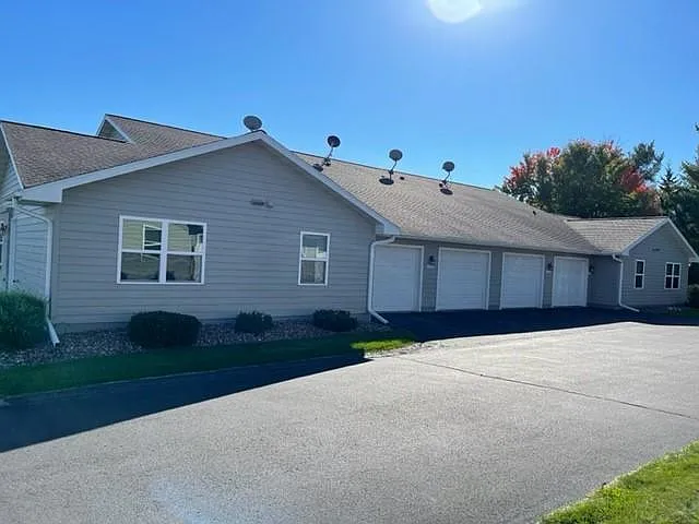 2 bed, 1.5 bath, 1100 sqft, $1,275 — Photo 2