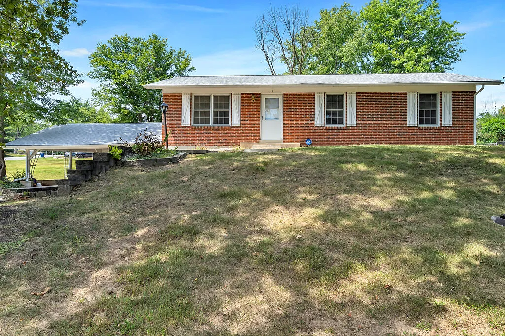 3 bed, 1350 sqft, $2,000 — Photo 2