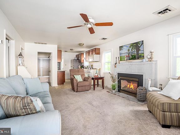 5th image of 28 Blossom Ln