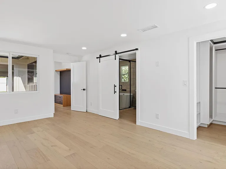 5261 Allott Ave — Photo 15