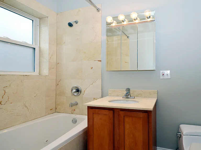 1057 W Thorndale Ave #2E — Photo 9