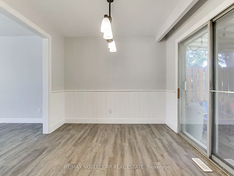 17 Larkdale Cres — Photo 16