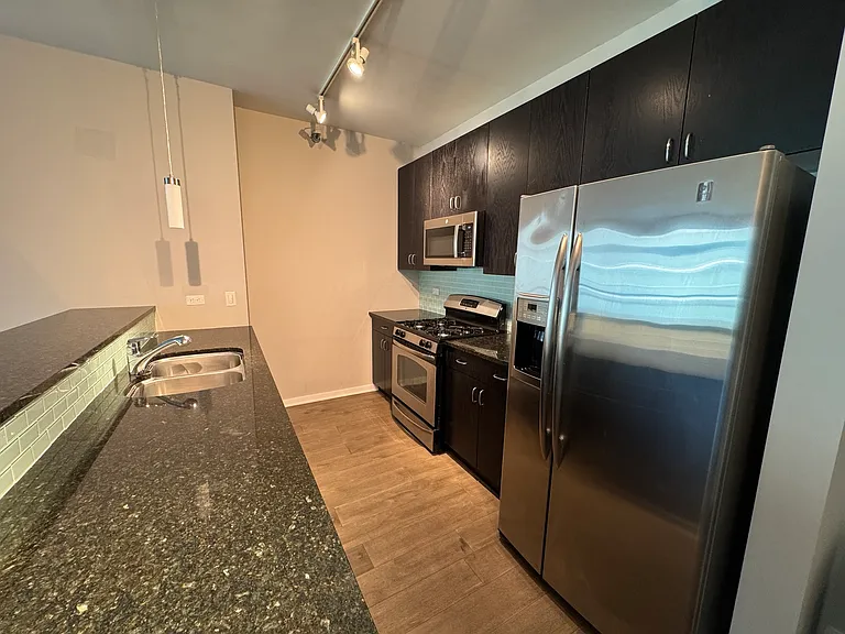 125 S Green St #1002A — Photo 7