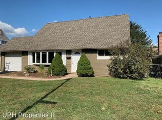 122 Junewood Dr, Levittown, PA 19055