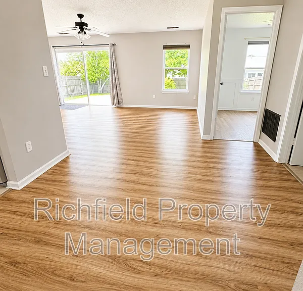 1704 Crimson Ln — Photo 5